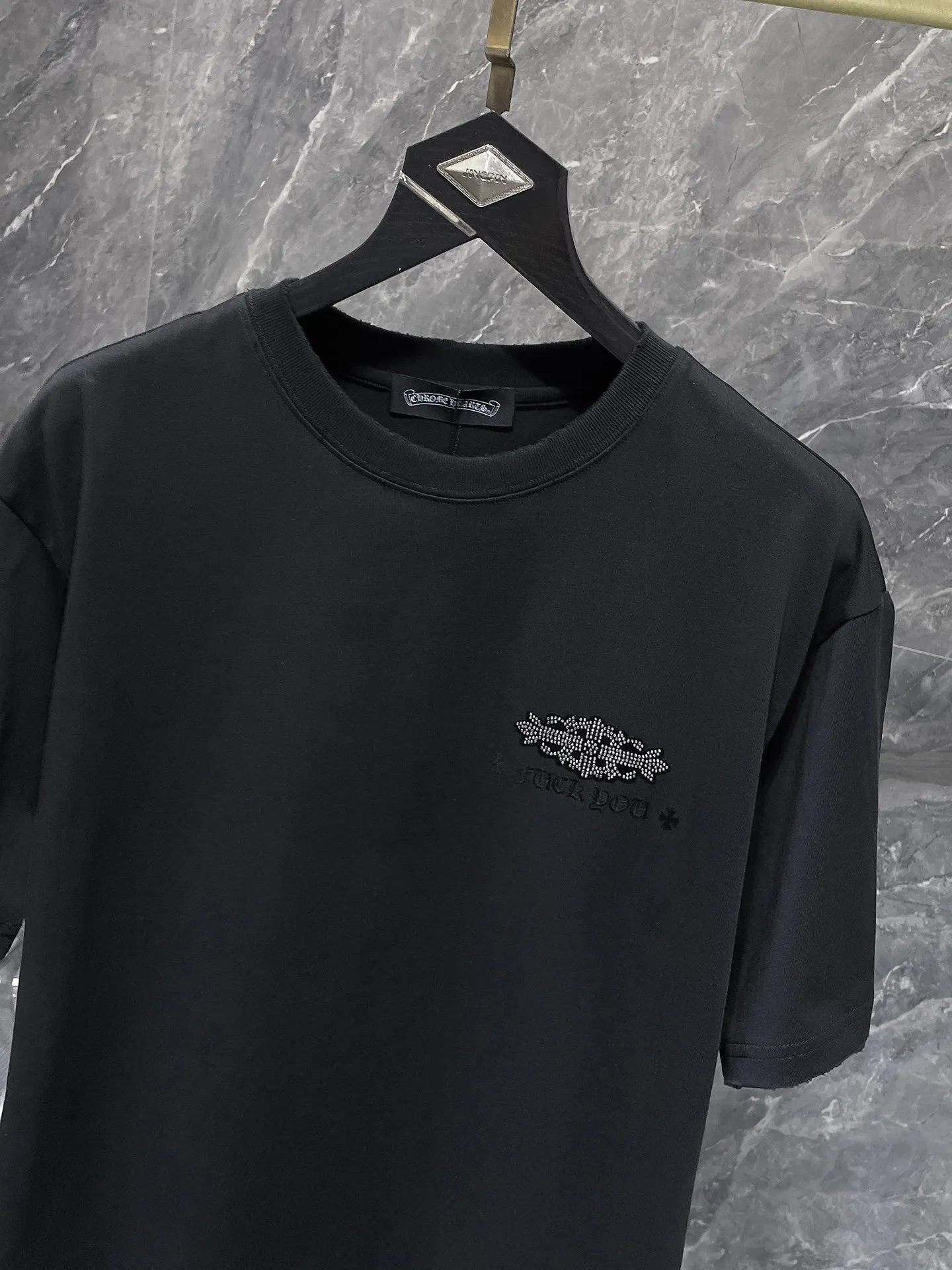 P170 New Chrome Hearts 25ss engraved film hot diamond version High weight environmentally friendly high-quality top fabric 280g Heavy hot diamond horseshoe Sanskrit letter cross short sleeves counter synchronization 1:1 replica version Recommended color: black white code number: S, M, L, X
